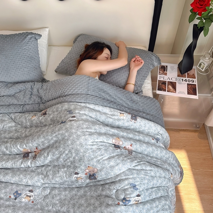 91家纺网 家纺一手货源 找家纺 兜米家居 2025新款针织豆豆绒被纯手工包边卡通立体豆豆绒保暖被被子被芯 花小象