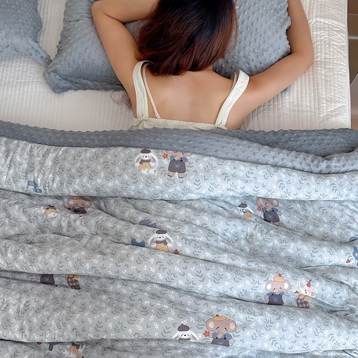 91家纺网 家纺一手货源 找家纺 兜米家居 2025新款针织豆豆绒被纯手工包边卡通立体豆豆绒保暖被被子被芯 花小象