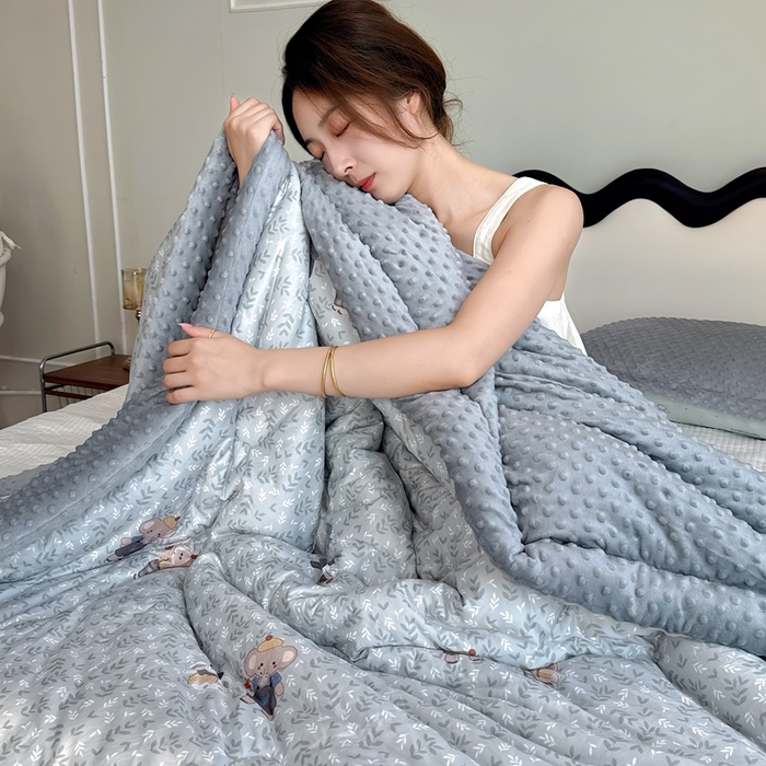 91家纺网 家纺一手货源 找家纺 兜米家居 2025新款针织豆豆绒被纯手工包边卡通立体豆豆绒保暖被被子被芯 花小象