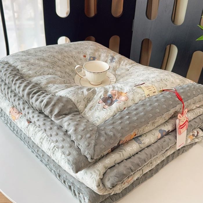 91家纺网 家纺一手货源 找家纺 兜米家居 2025新款针织豆豆绒被纯手工包边卡通立体豆豆绒保暖被被子被芯 花小象