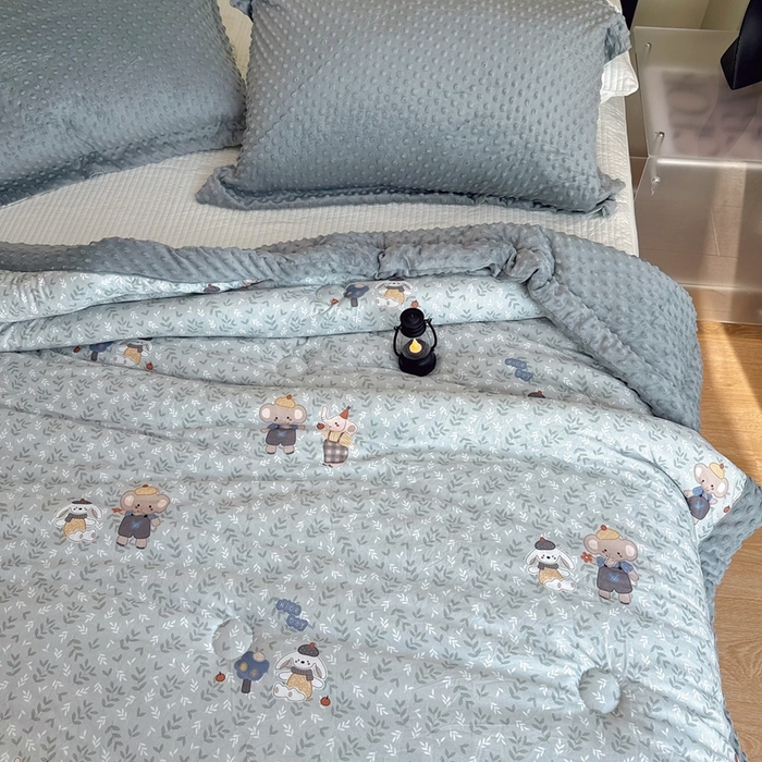 91家纺网 家纺一手货源 找家纺 兜米家居 2025新款针织豆豆绒被纯手工包边卡通立体豆豆绒保暖被被子被芯 花小象