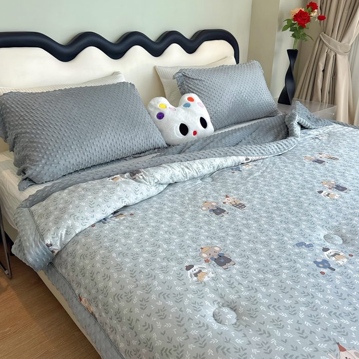 91家纺网 家纺一手货源 找家纺 兜米家居 2025新款针织豆豆绒被纯手工包边卡通立体豆豆绒保暖被被子被芯 花小象