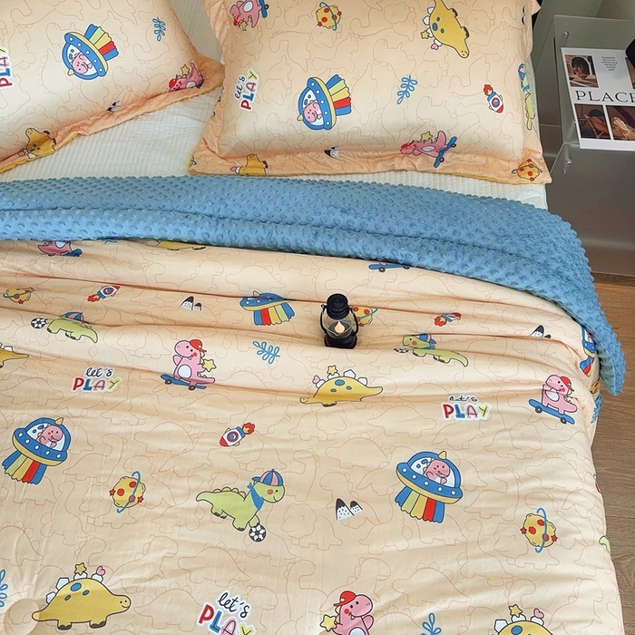 91家纺网 家纺一手货源 找家纺 兜米家居 2025新款针织豆豆绒被纯手工包边卡通立体豆豆绒保暖被被子被芯 滑板恐龙