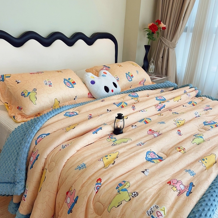 91家纺网 家纺一手货源 找家纺 兜米家居 2025新款针织豆豆绒被纯手工包边卡通立体豆豆绒保暖被被子被芯 滑板恐龙