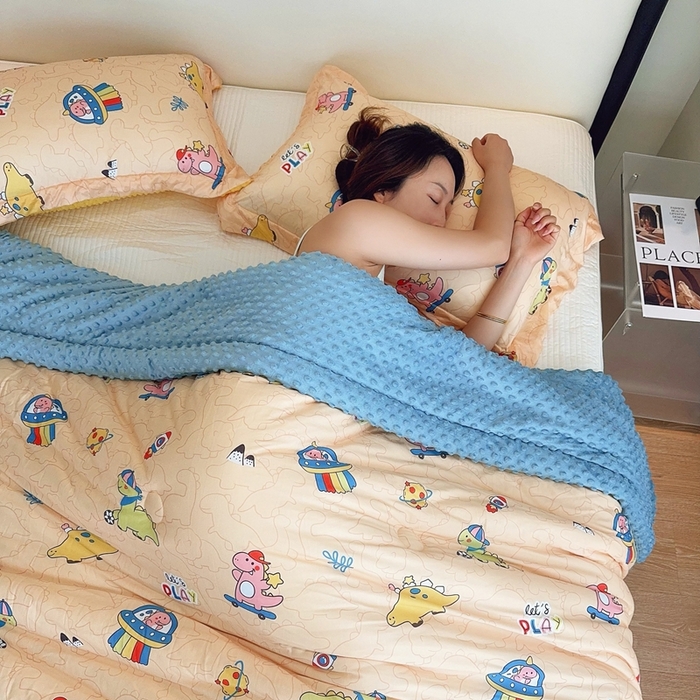 91家纺网 家纺一手货源 找家纺 兜米家居 2025新款针织豆豆绒被纯手工包边卡通立体豆豆绒保暖被被子被芯 滑板恐龙