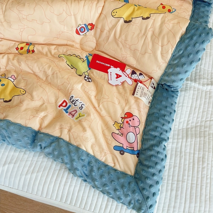 91家纺网 家纺一手货源 找家纺 兜米家居 2025新款针织豆豆绒被纯手工包边卡通立体豆豆绒保暖被被子被芯 滑板恐龙