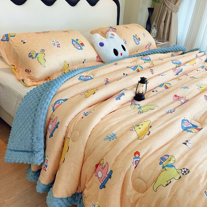 91家纺网 家纺一手货源 找家纺 兜米家居 2025新款针织豆豆绒被纯手工包边卡通立体豆豆绒保暖被被子被芯 滑板恐龙