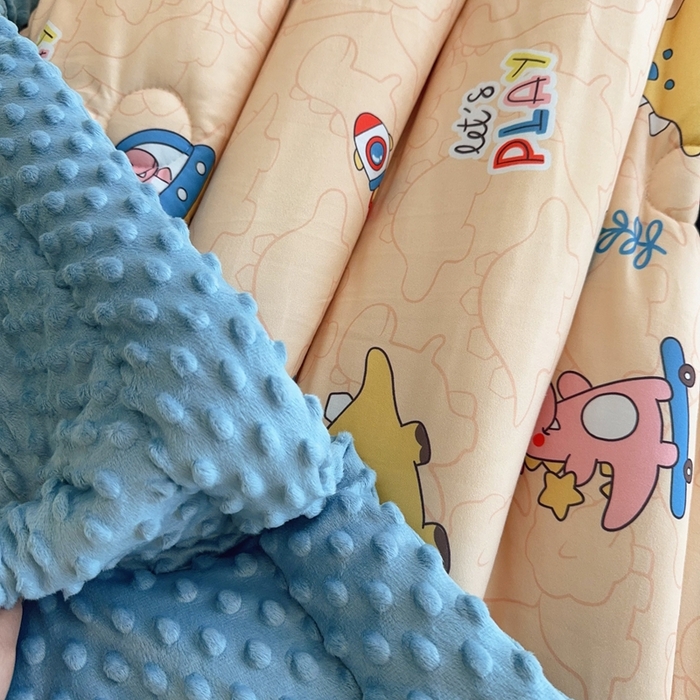 91家纺网 家纺一手货源 找家纺 兜米家居 2025新款针织豆豆绒被纯手工包边卡通立体豆豆绒保暖被被子被芯 滑板恐龙