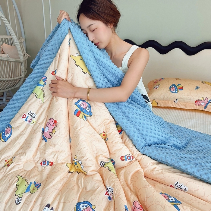 91家纺网 家纺一手货源 找家纺 兜米家居 2025新款针织豆豆绒被纯手工包边卡通立体豆豆绒保暖被被子被芯 滑板恐龙