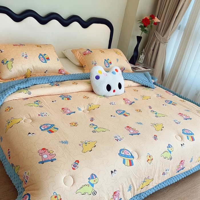 91家纺网 家纺一手货源 找家纺 兜米家居 2025新款针织豆豆绒被纯手工包边卡通立体豆豆绒保暖被被子被芯 滑板恐龙