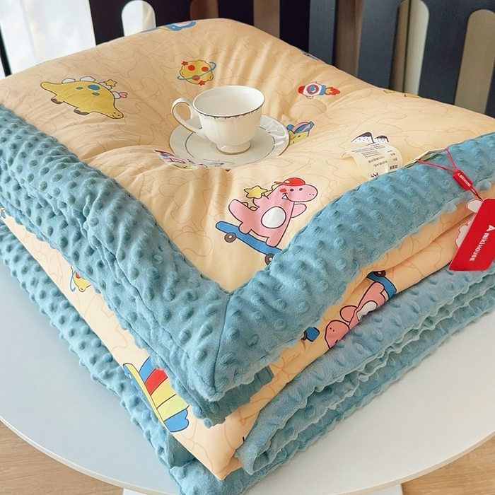 91家纺网 家纺一手货源 找家纺 兜米家居 2025新款针织豆豆绒被纯手工包边卡通立体豆豆绒保暖被被子被芯 滑板恐龙