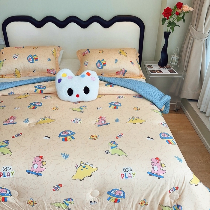 91家纺网 家纺一手货源 找家纺 兜米家居 2025新款针织豆豆绒被纯手工包边卡通立体豆豆绒保暖被被子被芯 滑板恐龙