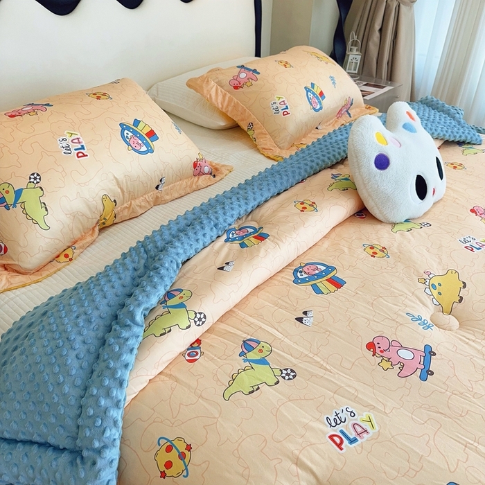 91家纺网 家纺一手货源 找家纺 兜米家居 2025新款针织豆豆绒被纯手工包边卡通立体豆豆绒保暖被被子被芯 滑板恐龙