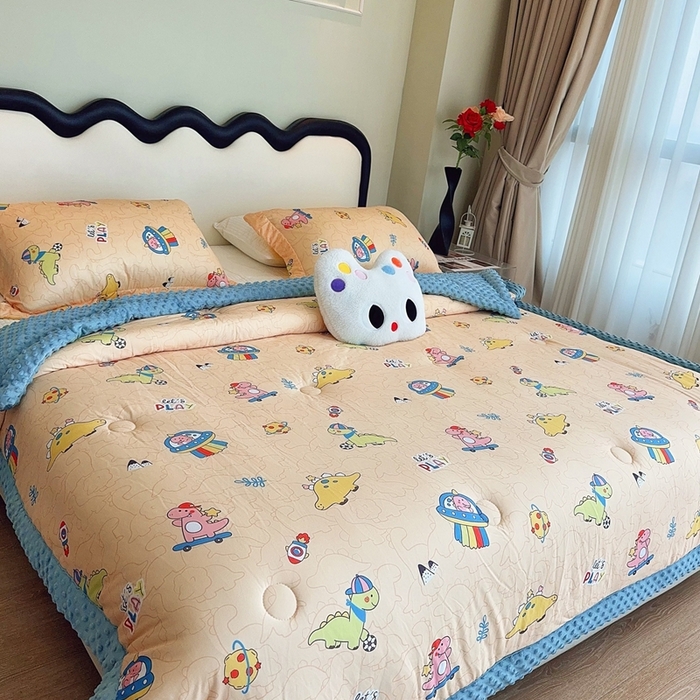 91家纺网 家纺一手货源 找家纺 兜米家居 2025新款针织豆豆绒被纯手工包边卡通立体豆豆绒保暖被被子被芯 滑板恐龙