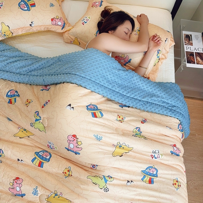 91家纺网 家纺一手货源 找家纺 兜米家居 2025新款针织豆豆绒被纯手工包边卡通立体豆豆绒保暖被被子被芯 滑板恐龙