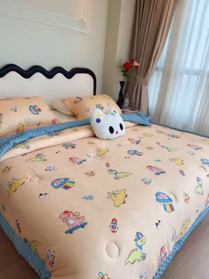 91家纺网 家纺一手货源 找家纺 兜米家居 2025新款针织豆豆绒被纯手工包边卡通立体豆豆绒保暖被被子被芯 滑板恐龙
