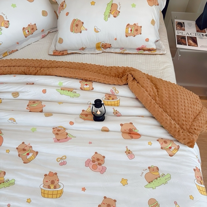 91家纺网 家纺一手货源 找家纺 兜米家居 2025新款针织豆豆绒被纯手工包边卡通立体豆豆绒保暖被被子被芯 咖皮巴拉