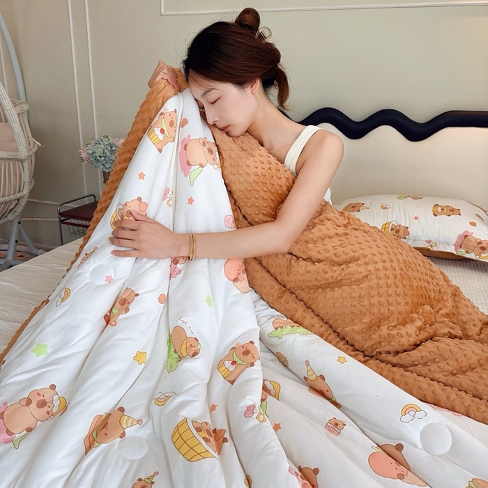 91家纺网 家纺一手货源 找家纺 兜米家居 2025新款针织豆豆绒被纯手工包边卡通立体豆豆绒保暖被被子被芯 咖皮巴拉