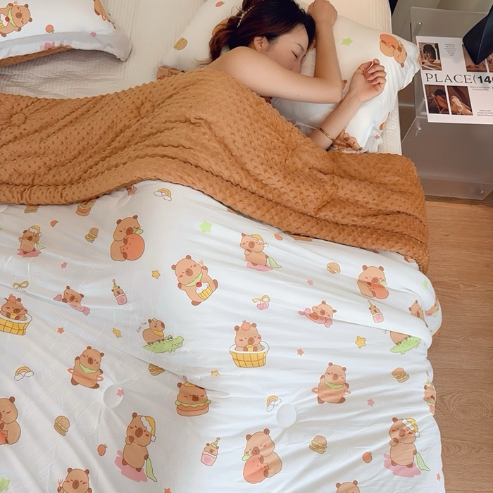 91家纺网 家纺一手货源 找家纺 兜米家居 2025新款针织豆豆绒被纯手工包边卡通立体豆豆绒保暖被被子被芯 咖皮巴拉