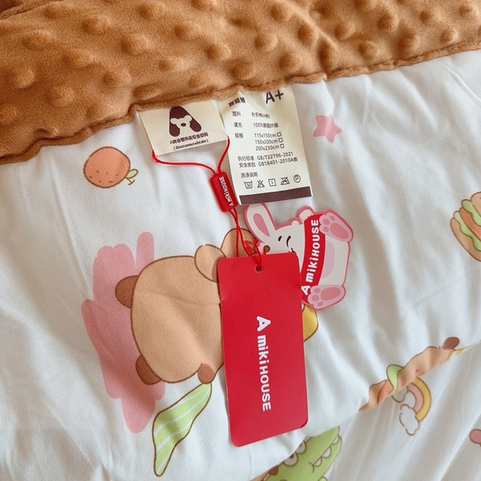 91家纺网 家纺一手货源 找家纺 兜米家居 2025新款针织豆豆绒被纯手工包边卡通立体豆豆绒保暖被被子被芯 咖皮巴拉