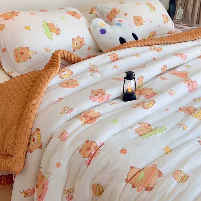 91家纺网 家纺一手货源 找家纺 兜米家居 2025新款针织豆豆绒被纯手工包边卡通立体豆豆绒保暖被被子被芯 咖皮巴拉