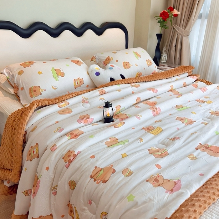 91家纺网 家纺一手货源 找家纺 兜米家居 2025新款针织豆豆绒被纯手工包边卡通立体豆豆绒保暖被被子被芯 咖皮巴拉