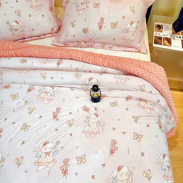 91家纺网 家纺一手货源 找家纺 兜米家居 2025新款针织豆豆绒被纯手工包边卡通立体豆豆绒保暖被被子被芯 可爱兔兔