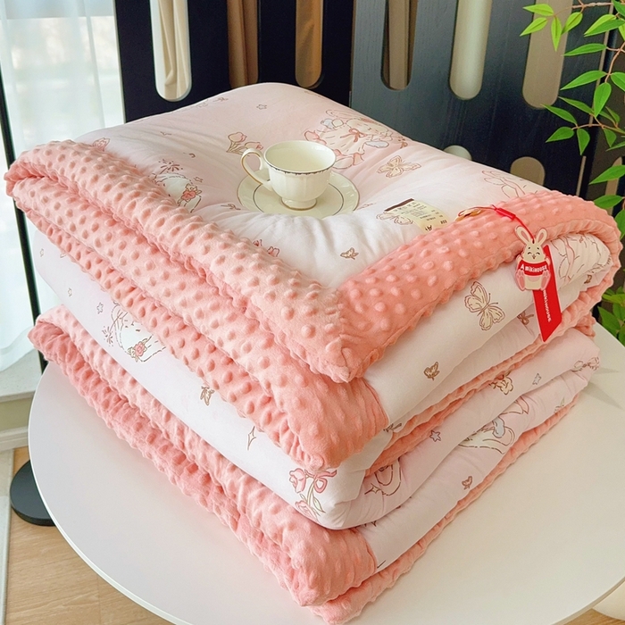 91家纺网 家纺一手货源 找家纺 兜米家居 2025新款针织豆豆绒被纯手工包边卡通立体豆豆绒保暖被被子被芯 可爱兔兔