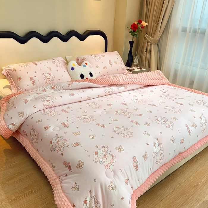 91家纺网 家纺一手货源 找家纺 兜米家居 2025新款针织豆豆绒被纯手工包边卡通立体豆豆绒保暖被被子被芯 可爱兔兔