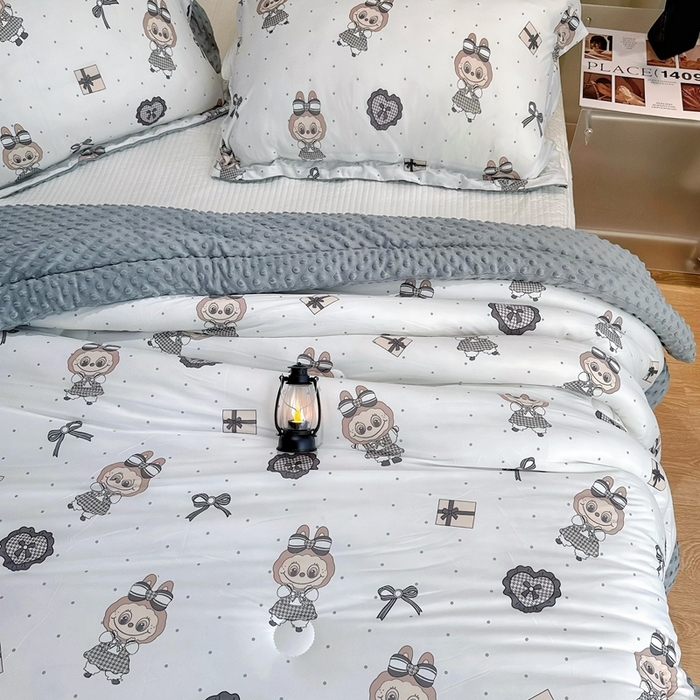 91家纺网 家纺一手货源 找家纺 兜米家居 2025新款针织豆豆绒被纯手工包边卡通立体豆豆绒保暖被被子被芯 拉tutu