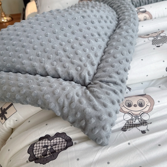 91家纺网 家纺一手货源 找家纺 兜米家居 2025新款针织豆豆绒被纯手工包边卡通立体豆豆绒保暖被被子被芯 拉tutu