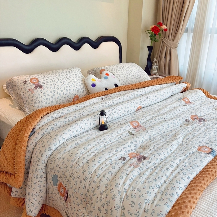 91家纺网 家纺一手货源 找家纺 兜米家居 2025新款针织豆豆绒被纯手工包边卡通立体豆豆绒保暖被被子被芯 兰花小狮子