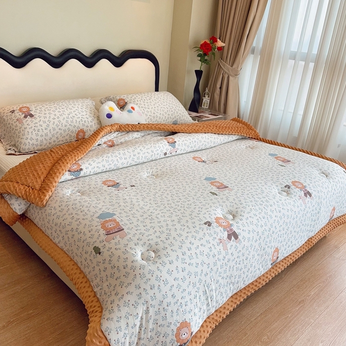 91家纺网 家纺一手货源 找家纺 兜米家居 2025新款针织豆豆绒被纯手工包边卡通立体豆豆绒保暖被被子被芯 兰花小狮子