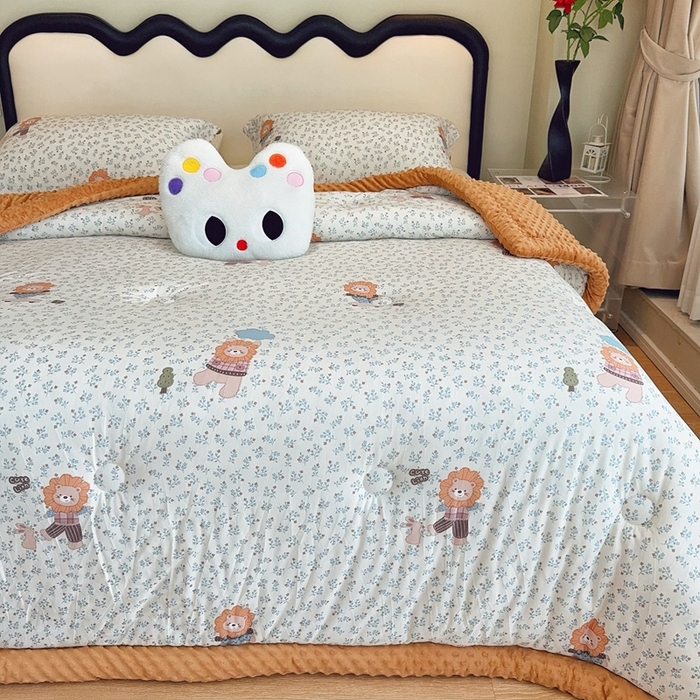 91家纺网 家纺一手货源 找家纺 兜米家居 2025新款针织豆豆绒被纯手工包边卡通立体豆豆绒保暖被被子被芯 兰花小狮子