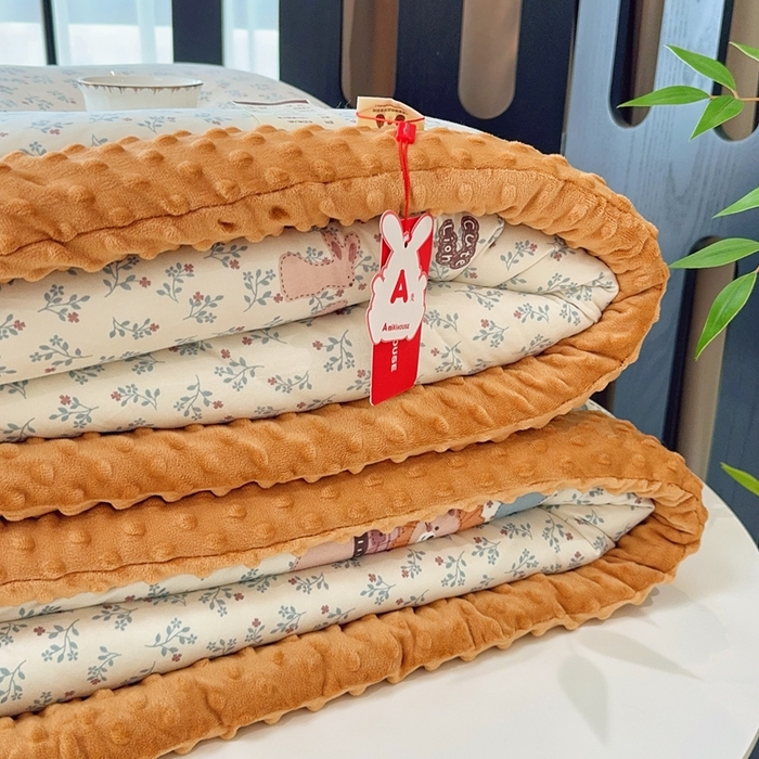 91家纺网 家纺一手货源 找家纺 兜米家居 2025新款针织豆豆绒被纯手工包边卡通立体豆豆绒保暖被被子被芯 兰花小狮子