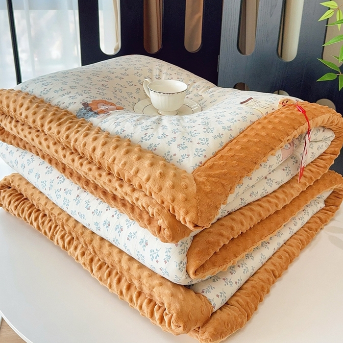 91家纺网 家纺一手货源 找家纺 兜米家居 2025新款针织豆豆绒被纯手工包边卡通立体豆豆绒保暖被被子被芯 兰花小狮子