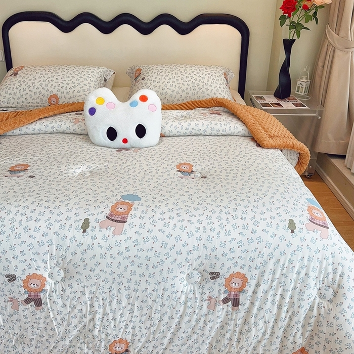 91家纺网 家纺一手货源 找家纺 兜米家居 2025新款针织豆豆绒被纯手工包边卡通立体豆豆绒保暖被被子被芯 兰花小狮子