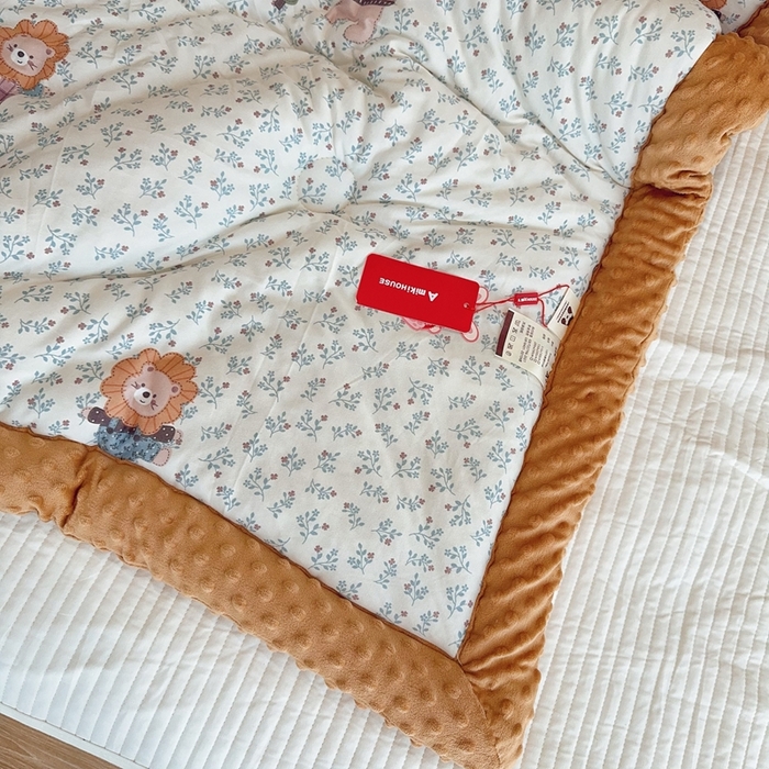 91家纺网 家纺一手货源 找家纺 兜米家居 2025新款针织豆豆绒被纯手工包边卡通立体豆豆绒保暖被被子被芯 兰花小狮子