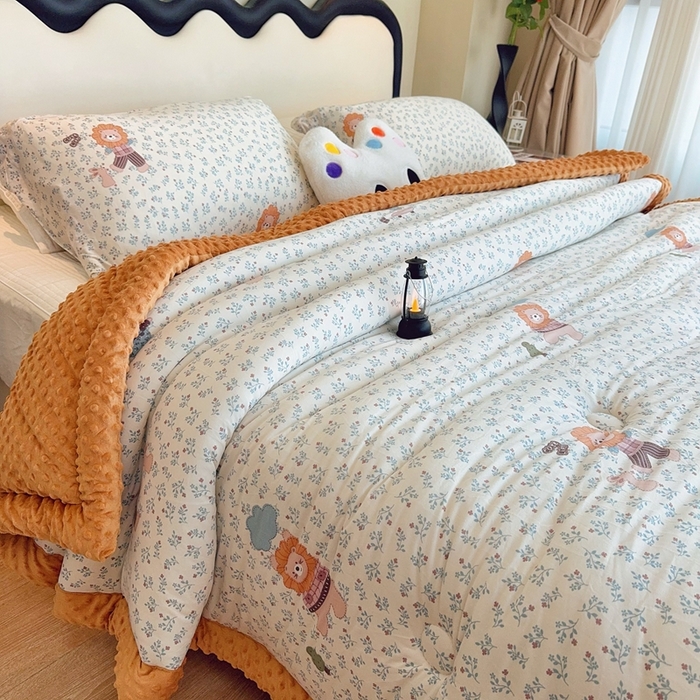 91家纺网 家纺一手货源 找家纺 兜米家居 2025新款针织豆豆绒被纯手工包边卡通立体豆豆绒保暖被被子被芯 兰花小狮子