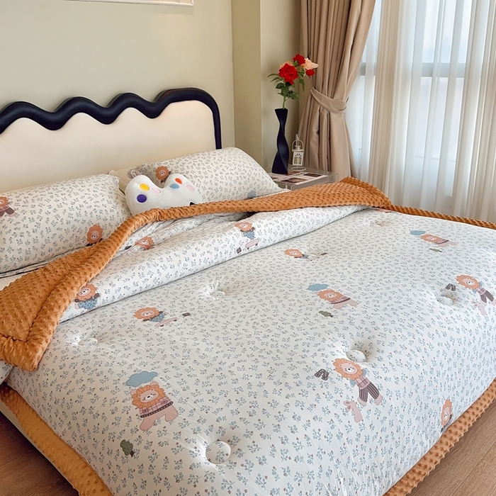 91家纺网 家纺一手货源 找家纺 兜米家居 2025新款针织豆豆绒被纯手工包边卡通立体豆豆绒保暖被被子被芯 兰花小狮子