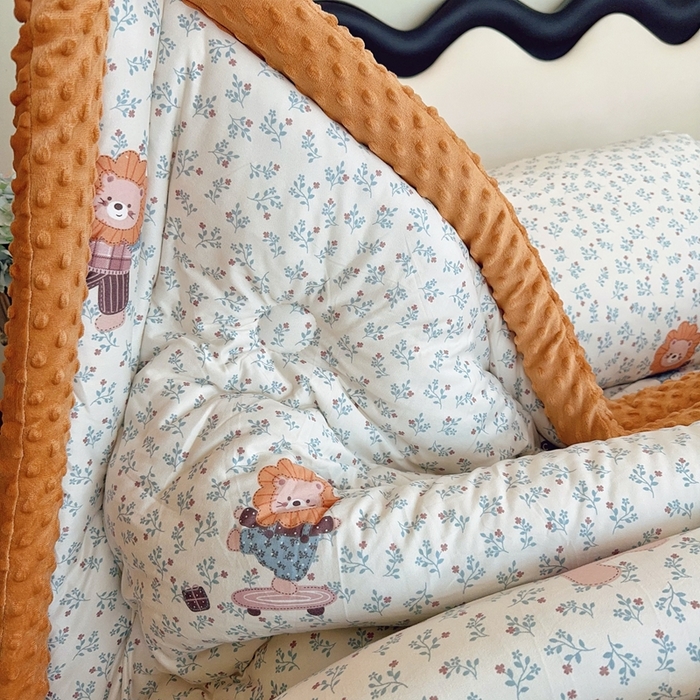91家纺网 家纺一手货源 找家纺 兜米家居 2025新款针织豆豆绒被纯手工包边卡通立体豆豆绒保暖被被子被芯 兰花小狮子