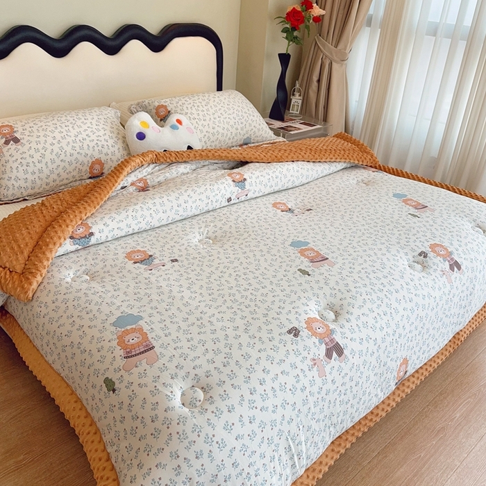 91家纺网 家纺一手货源 找家纺 兜米家居 2025新款针织豆豆绒被纯手工包边卡通立体豆豆绒保暖被被子被芯 兰花小狮子