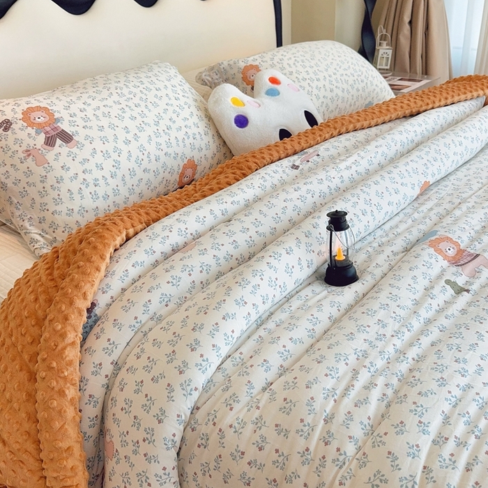 91家纺网 家纺一手货源 找家纺 兜米家居 2025新款针织豆豆绒被纯手工包边卡通立体豆豆绒保暖被被子被芯 兰花小狮子