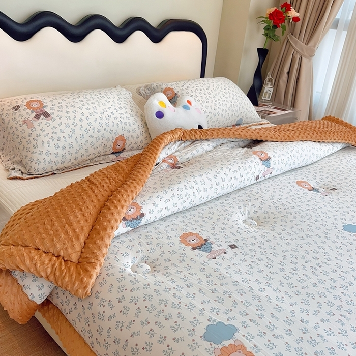 91家纺网 家纺一手货源 找家纺 兜米家居 2025新款针织豆豆绒被纯手工包边卡通立体豆豆绒保暖被被子被芯 兰花小狮子