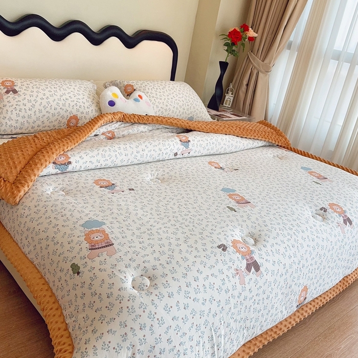91家纺网 家纺一手货源 找家纺 兜米家居 2025新款针织豆豆绒被纯手工包边卡通立体豆豆绒保暖被被子被芯 兰花小狮子