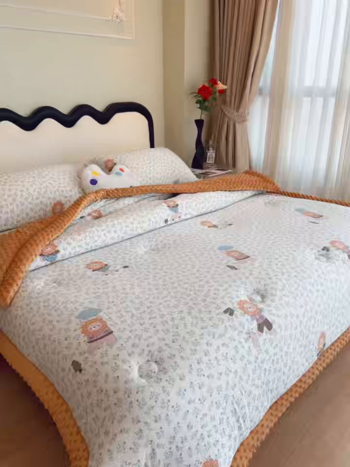 91家纺网 家纺一手货源 找家纺 兜米家居 2025新款针织豆豆绒被纯手工包边卡通立体豆豆绒保暖被被子被芯 兰花小狮子