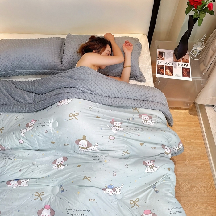 91家纺网 家纺一手货源 找家纺 兜米家居 2025新款针织豆豆绒被纯手工包边卡通立体豆豆绒保暖被被子被芯 萌萌小狗