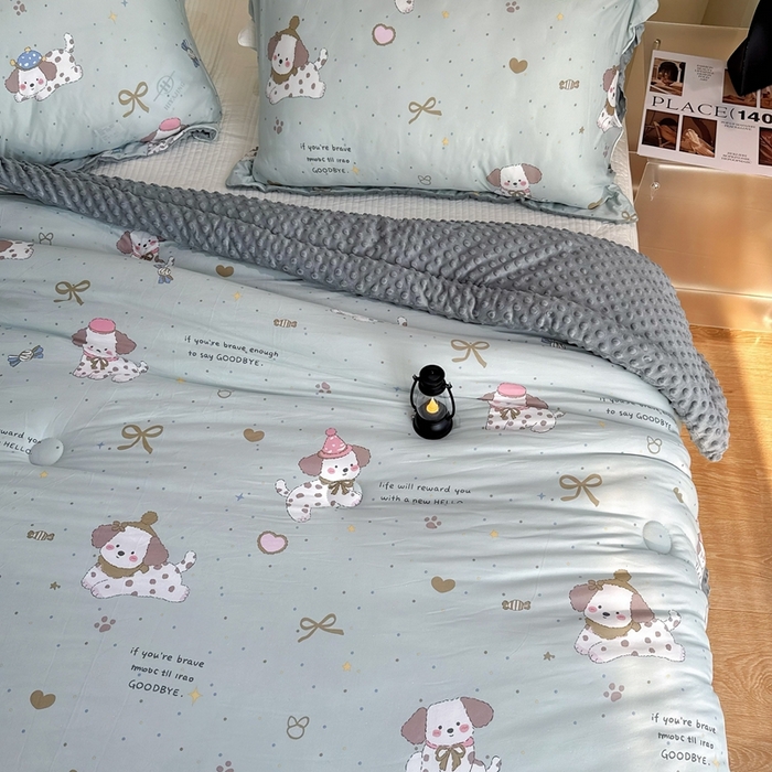 91家纺网 家纺一手货源 找家纺 兜米家居 2025新款针织豆豆绒被纯手工包边卡通立体豆豆绒保暖被被子被芯 萌萌小狗