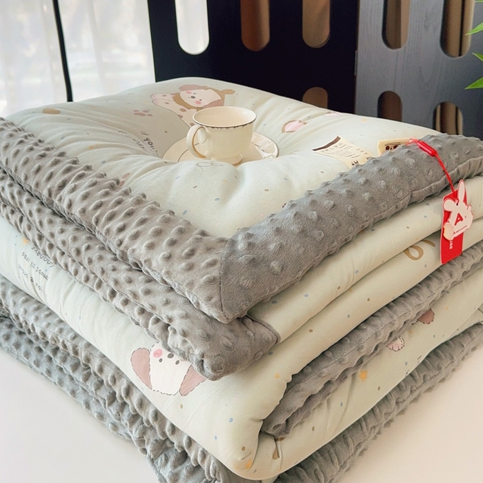 91家纺网 家纺一手货源 找家纺 兜米家居 2025新款针织豆豆绒被纯手工包边卡通立体豆豆绒保暖被被子被芯 萌萌小狗