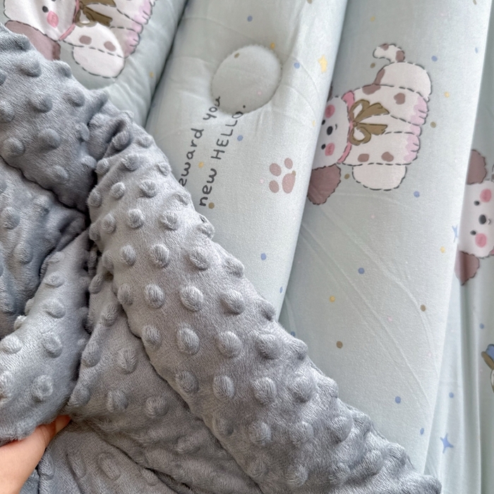 91家纺网 家纺一手货源 找家纺 兜米家居 2025新款针织豆豆绒被纯手工包边卡通立体豆豆绒保暖被被子被芯 萌萌小狗